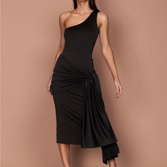 Skirts two black, styles one long and one short and one white short size s 4-6 - Picture 5 of 5